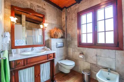 Un baño de Majestic Mountain Villa with heated pool