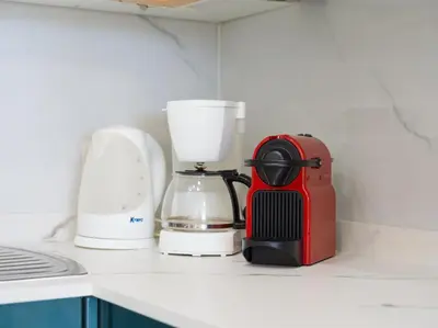 Utensilios para hacer té y café en Mogan Beach Blue Sky