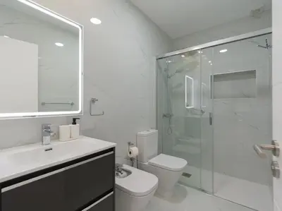 Un baño de Mogan Beach Blue Sky