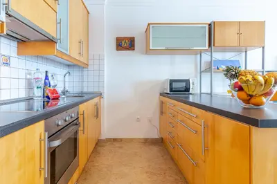 Una cocina o zona de cocina en Ocean & Auditorium Views