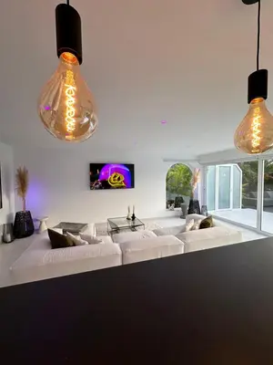 Una televisión o centro de entretenimiento en Sun Club P65 Premium Bungalow