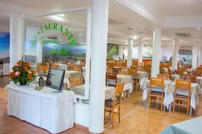 Un restaurante o sitio para comer en Hotel Green Field