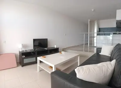 Una televisión o centro de entretenimiento en Casa Naranja - your spacious and comfortable home in Playa