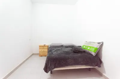 Cama o camas de una habitación en Piso Entreplanta (sótano/calle).