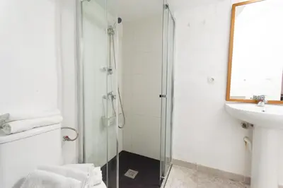Un baño de Piso Entreplanta (sótano/calle).