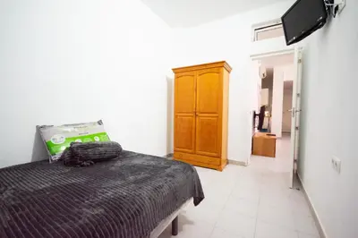 Cama o camas de una habitación en Piso Entreplanta (sótano/calle).