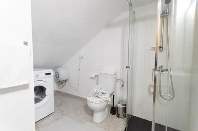 Un baño de Piso Entreplanta (sótano/calle).