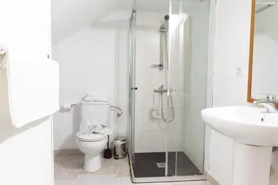 Un baño de Piso Entreplanta (sótano/calle).