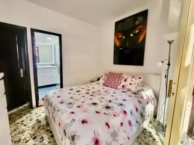 Cama o camas de una habitación en Affordable holiday accommodation for large families and groups at Las Canteras beach with 3 Bedrooms and Free Parking