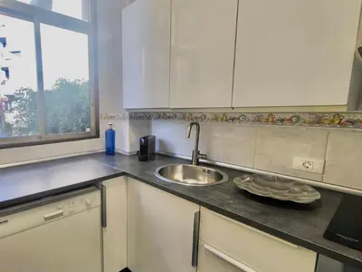 Una cocina o zona de cocina en Affordable holiday accommodation for large families and groups at Las Canteras beach with 3 Bedrooms and Free Parking