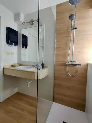 Un baño de Apartamentos El Paseo