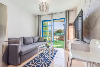 Una televisión o centro de entretenimiento en Duplex Poolside Playa del Ingles