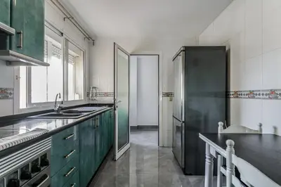 Una cocina o zona de cocina en Spacious apartment El Tablero