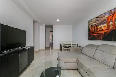 Una televisión o centro de entretenimiento en Spacious apartment El Tablero