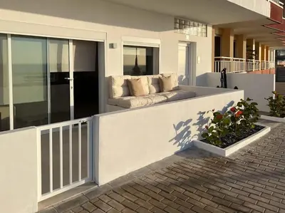 Un balcón o terraza de Modern Sea Front Retreat
