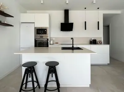 Una cocina o zona de cocina en Modern Sea Front Retreat