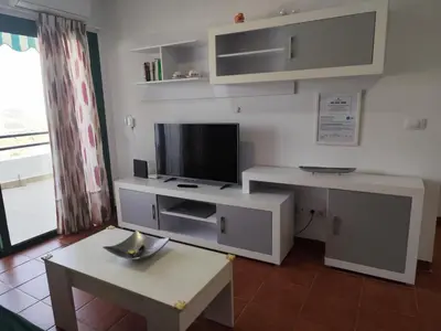 Una televisión o centro de entretenimiento en Horizon Views - Excellent location with ocean view