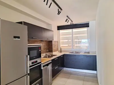 Una cocina o zona de cocina en Your Luxurious Home Near The Dunes!
