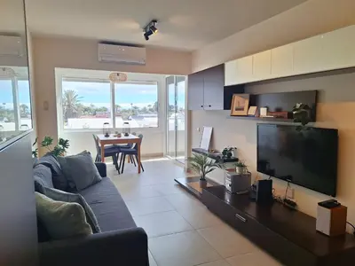 Una televisión o centro de entretenimiento en Your Luxurious Home Near The Dunes!