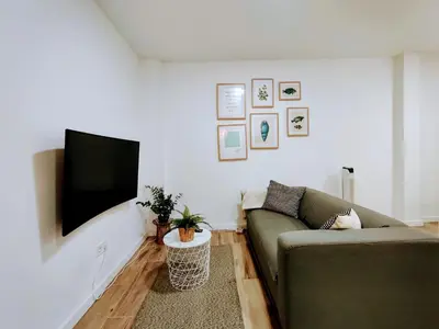 Una televisión o centro de entretenimiento en Litlle Blondies 1