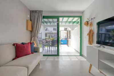 Una televisión o centro de entretenimiento en Las Calas San Agustín - Con acceso a piscina