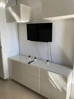Una televisión o centro de entretenimiento en Tobago508