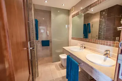 Un baño de Servatur JB - Adults Only