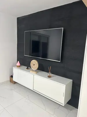 Una televisión o centro de entretenimiento en ENZO SUITE