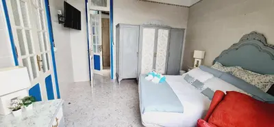 Una televisión o centro de entretenimiento en Salema casa de playa en San Cristobal