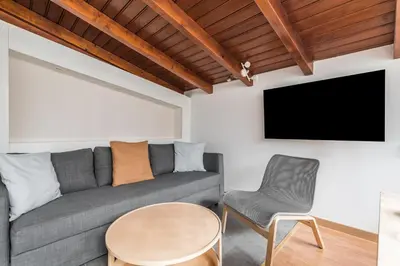 Una televisión o centro de entretenimiento en Home2Book Charming Beachside Retreat Las Canteras