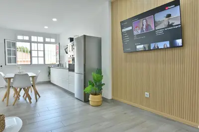 Una televisión o centro de entretenimiento en Suite Orquídea