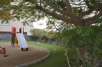 Zona de juegos infantil en Apartamento complejo residencial