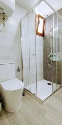 Un baño de Blue 335 by CASAS COCODRILO
