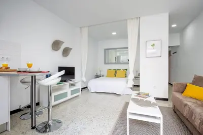 Una televisión o centro de entretenimiento en Puccini Oasis - La Rondine