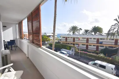 Un balcón o terraza de Nice 2 bedroom close to the beach in Maspalomas