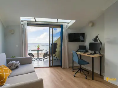 Una televisión o centro de entretenimiento en Living Las Canteras Homes - SEA BREEZE BEACHFRONT