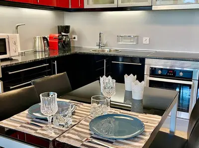 Una cocina o zona de cocina en Tamaran 102 - Luxury Garden Apartment