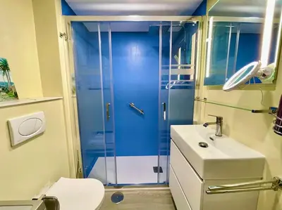 Un baño de Tamaran 102 - Luxury Garden Apartment