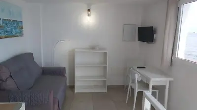 Una televisión o centro de entretenimiento en La casita blanca del mar