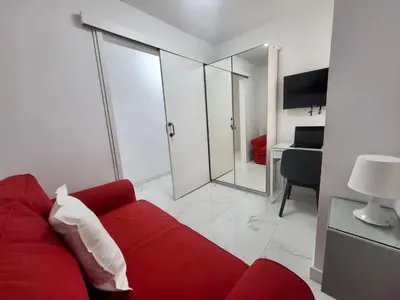 Una televisión o centro de entretenimiento en New 2 Bedrooms Gold flat at Las Canteras beach with balcony and Free Parking