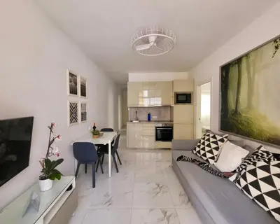 Una cocina o zona de cocina en New 2 Bedrooms Gold flat at Las Canteras beach with balcony and Free Parking