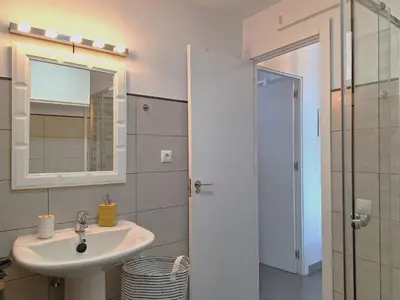 Un baño de Stylish 2-Bedroom Apartment Yumbo
