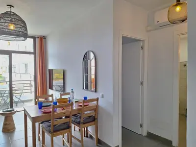 Plano de Stylish 2-Bedroom Apartment Yumbo
