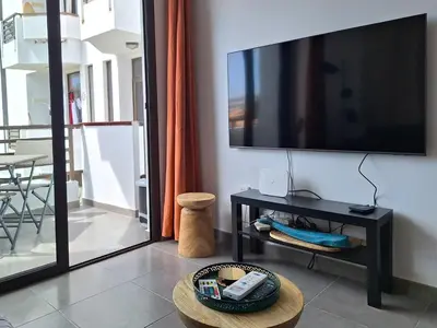 Una televisión o centro de entretenimiento en Stylish 2-Bedroom Apartment Yumbo