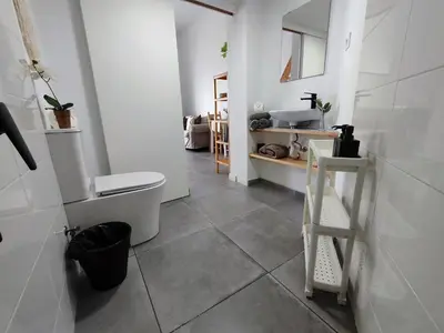 Un baño de Nueve Pies Surf casita