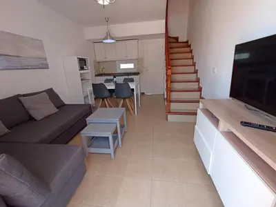 Una televisión o centro de entretenimiento en Casa Ilian Vibbecanarias Duplex en Maspalomas