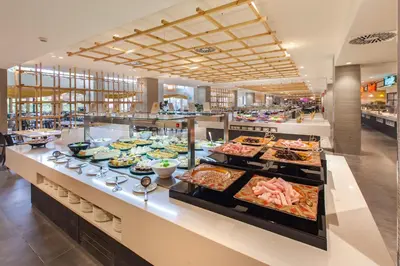 Comida en o cerca de este hotel