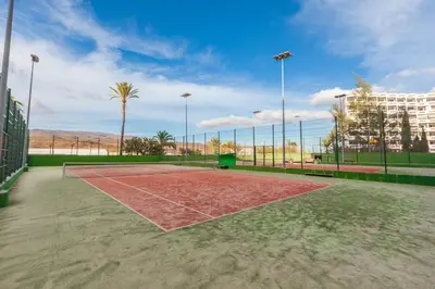 Instalaciones para jugar a tenis o squash en Abora Buenaventura by Lopesan Hotels o alrededores