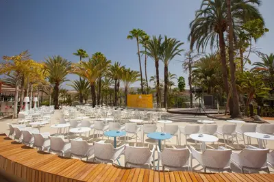 Un restaurante o sitio para comer en Abora Continental by Lopesan Hotels