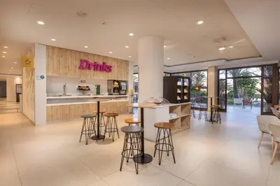 Un restaurante o sitio para comer en Abora Continental by Lopesan Hotels
